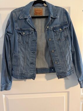 Levi's Light Wash Women's Denim Trucker Jacket